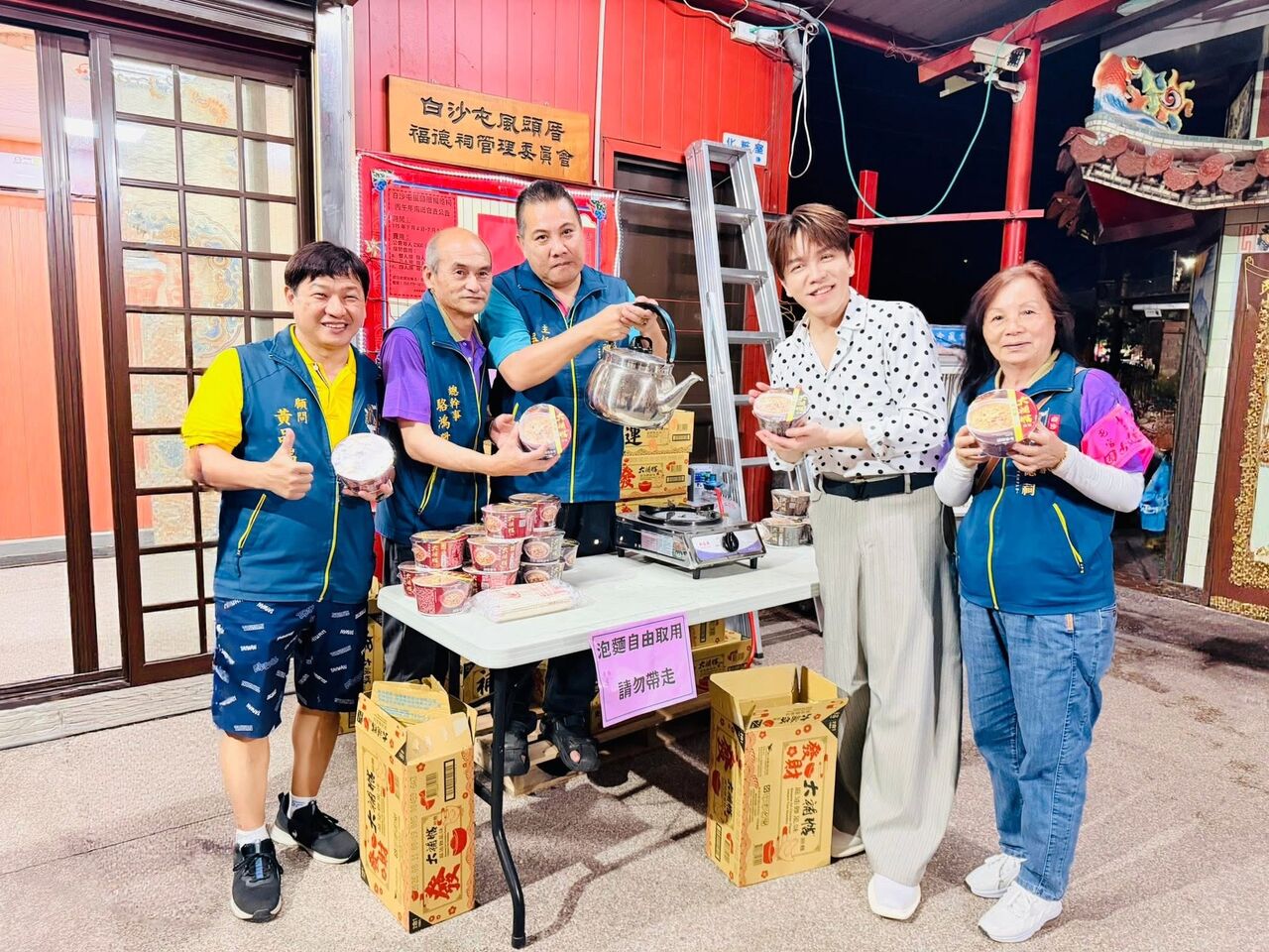 ▲▼許志豪與風頭厝福德祠土地公。（圖／翻攝許志豪臉書）