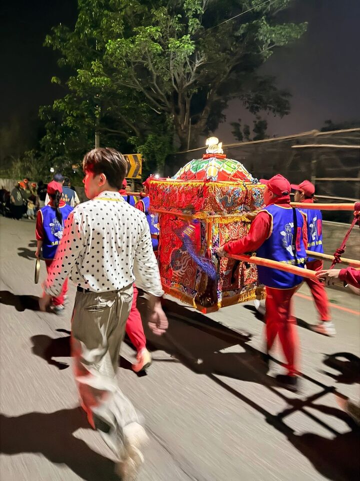 ▲▼許志豪與風頭厝福德祠土地公。（圖／翻攝許志豪臉書）