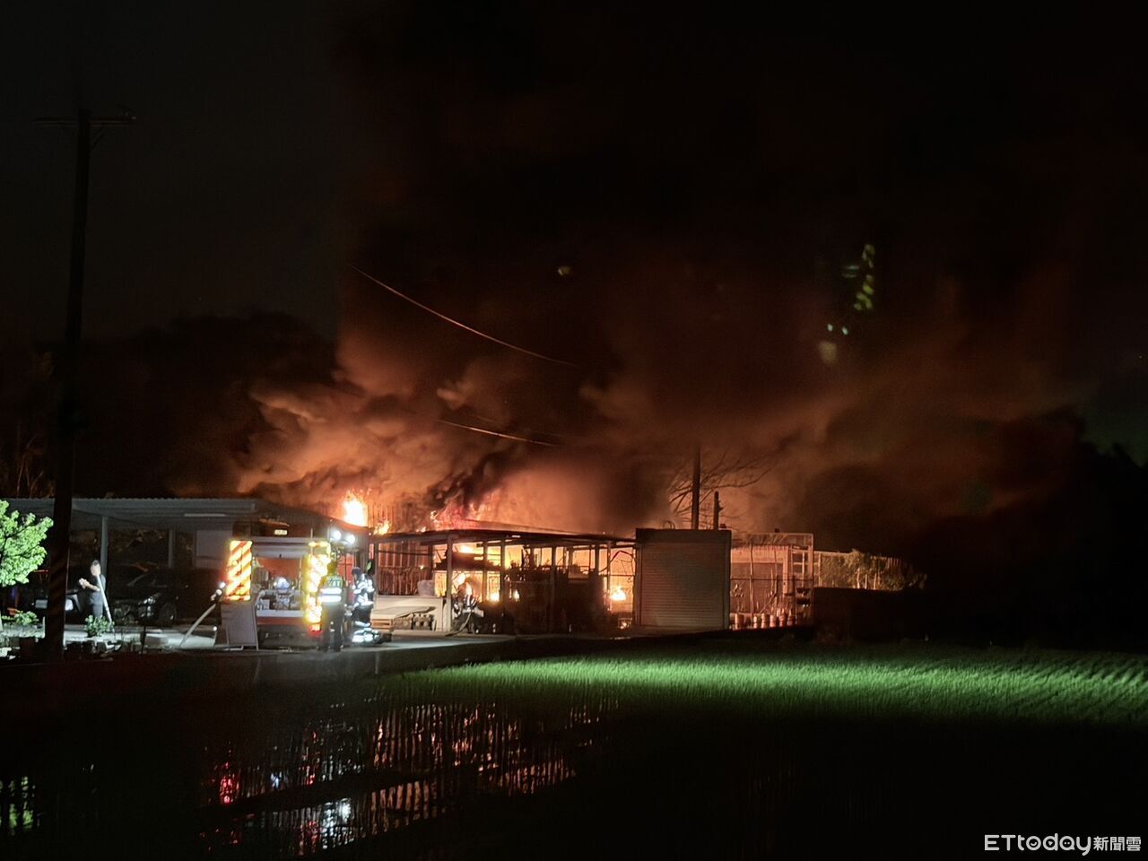 桃園大溪鐵皮倉庫大火!油漆、瓦斯桶陷火海 18車42消火速搶救