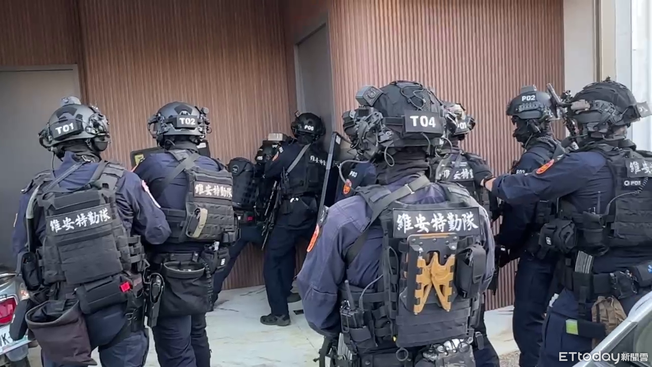 工地淪提款機!黑幫一句「沒報備」狂撈處理費 特警攻堅畫面曝