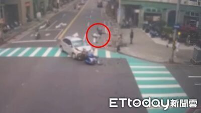 汽車跨雙黃線左轉！直行騎士遭撞「騰空飛轉2圈」落地　驚悚瞬間曝