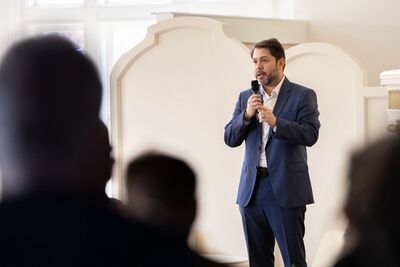 涉性侵、傳私密照醜聞　加州眾議員斯沃韋爾道歉辭職