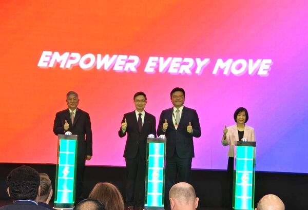 ▲左起總統府沈榮津資政、外貿協會董事長黃志芳、電電公會副理事長許介立、經濟部政務次長江文若為展出共同揭幕。（圖／記者張佩芬攝）