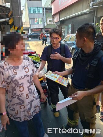 ▲台南北區透天住宅陽台起火，消防人員迅速到場3分鐘內撲滅火勢，救出女屋主，屋內堆積大量雜物，影響救災及消防安全。（記者林東良翻攝，下同）
