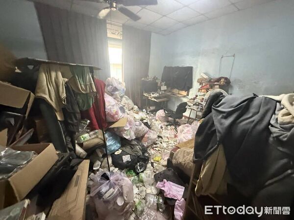 ▲台南北區透天住宅陽台起火，消防人員迅速到場3分鐘內撲滅火勢，救出女屋主，屋內堆積大量雜物，影響救災及消防安全。（記者林東良翻攝，下同）