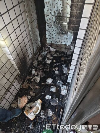 ▲台南北區透天住宅陽台起火，消防人員迅速到場3分鐘內撲滅火勢，救出女屋主，屋內堆積大量雜物，影響救災及消防安全。（記者林東良翻攝，下同）