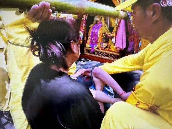 ▲媽媽跪地抱幼兒求媽祖賜福。（圖／翻攝自白沙屯媽祖網路電視台）