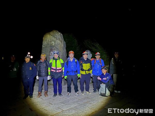 ▲▼嘉義29歲男單攻玉山失足跌落10m深邊坡，警消摸黑入山救援。（圖／記者翁伊森翻攝）