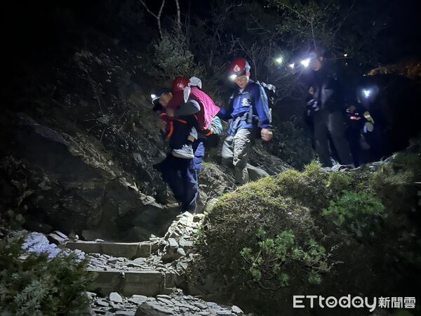 ▲▼嘉義29歲男單攻玉山失足跌落10m深邊坡，警消摸黑入山救援。（圖／記者翁伊森翻攝）