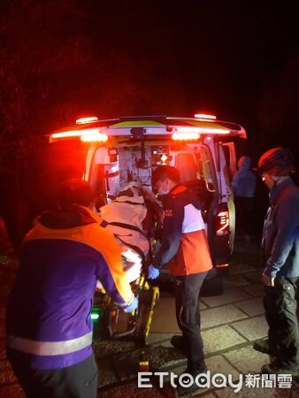 ▲▼嘉義29歲男單攻玉山失足跌落10m深邊坡，警消摸黑入山救援。（圖／記者翁伊森翻攝）