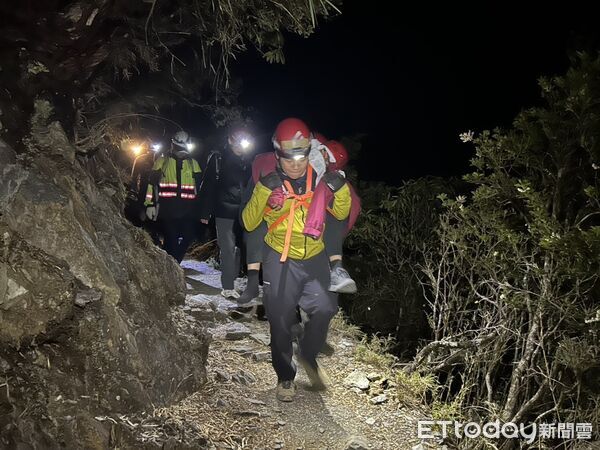 ▲▼嘉義29歲男單攻玉山失足跌落10m深邊坡，警消摸黑入山救援。（圖／記者翁伊森翻攝）