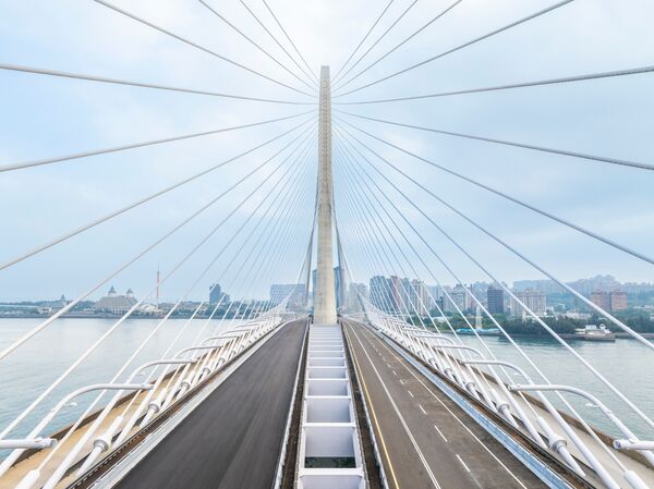 ▲▼淡江大橋為世界主跨最長的單塔不對稱斜張橋，以獨特橋型回應河口尺度，展現台灣重大公共工程的技術與美學。126支量身訂做的燈柱，設計以舞者姿態為靈感，呈現高聳、傾斜及彎折的流動線條。（圖／交通部公路局、台灣設計研究院）
