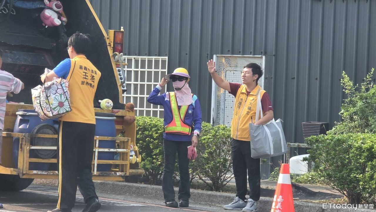 嘉義市議員王浩陪民眾倒垃圾!傾聽基層心聲 還提供諮詢