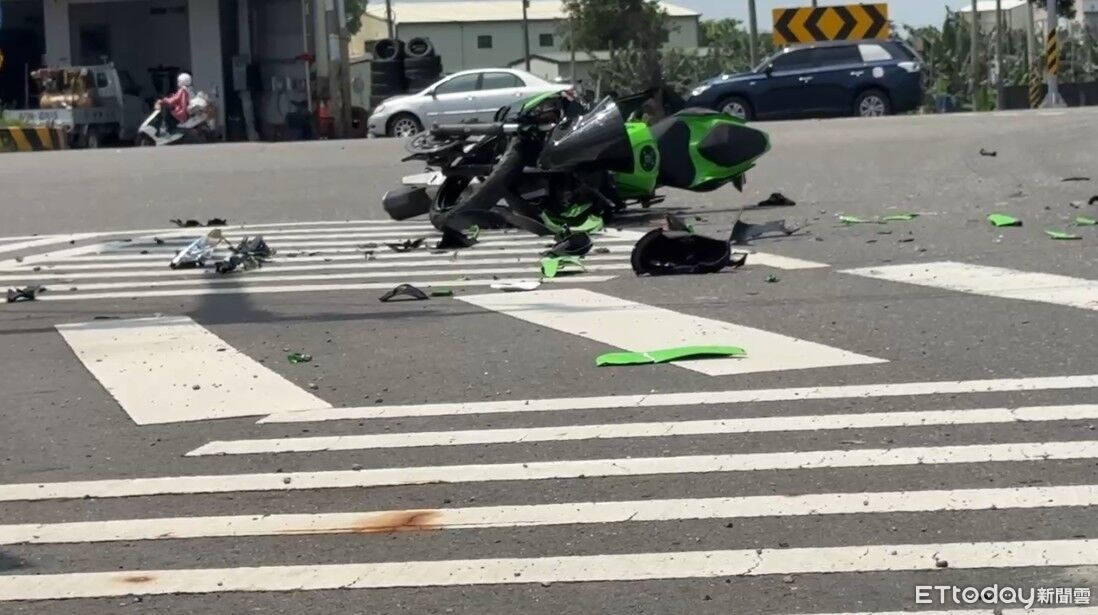 黃牌重機碰撞左轉聯結車!車殼碎片炸飛一地 24歲騎士腦出血送加護