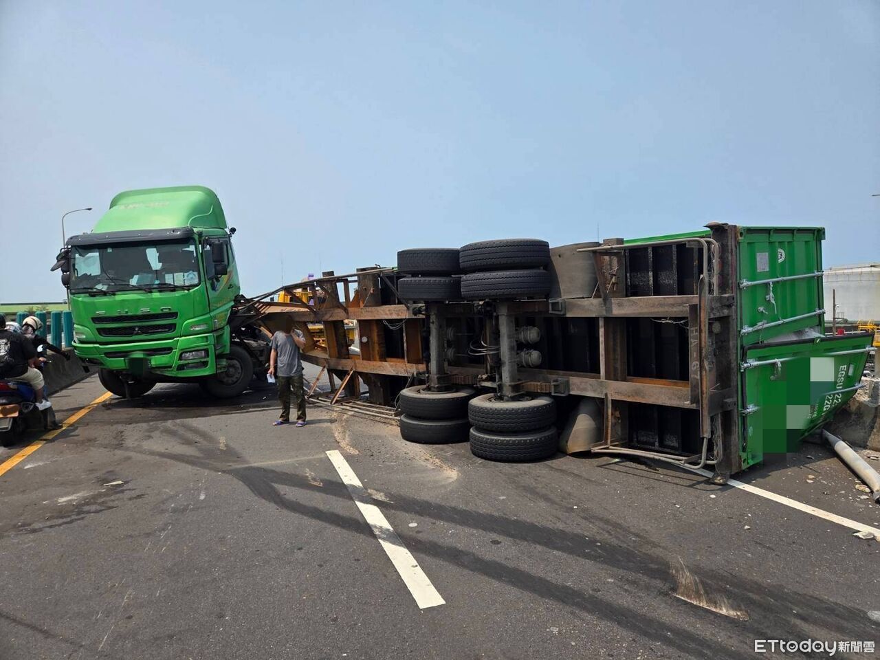 台61貨櫃車急煞失控 「折甘蔗」翻覆占車道!驚悚影片曝