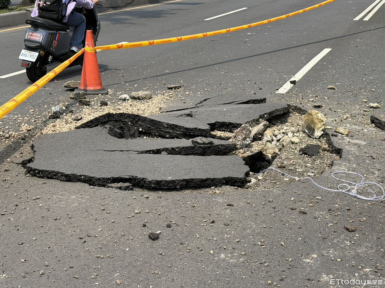 快訊/板橋縣民大道「砰」一聲!路面驚見大洞 警消封鎖現場