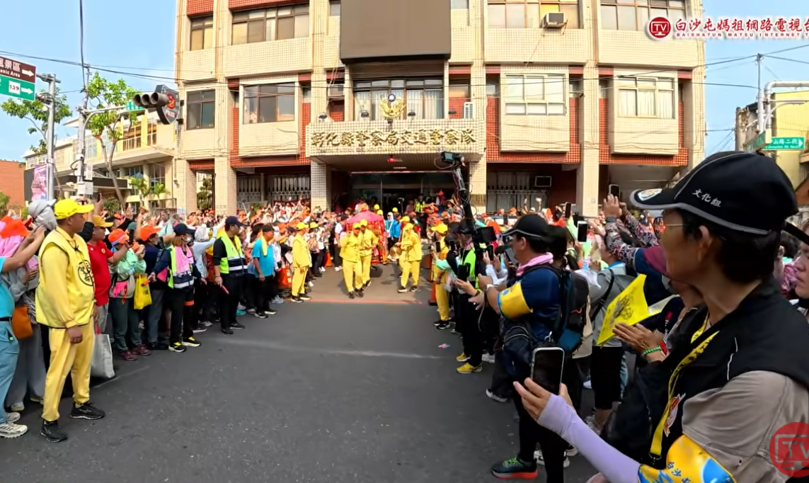▲白沙屯媽祖鑾轎停進彰化縣警局交通隊賜福。（圖／翻攝自白沙屯媽祖網路電視台）
