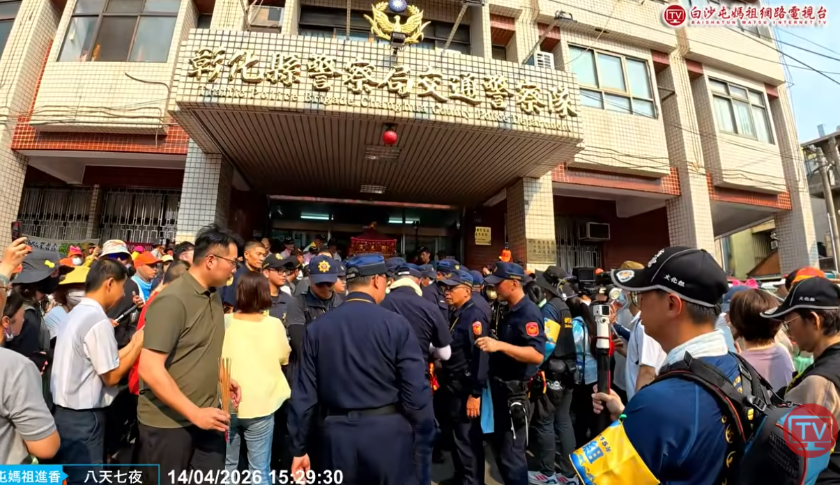 ▲白沙屯媽祖鑾轎停進彰化縣警局交通隊賜福。（圖／翻攝自白沙屯媽祖網路電視台）