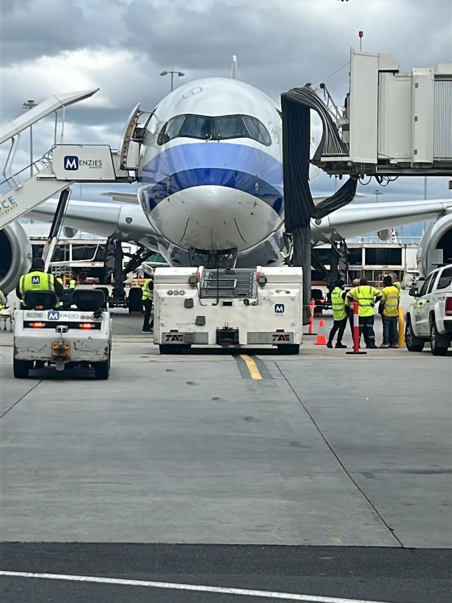 ▲華航機門遭碰撞毀損。（圖／翻攝自Facebook／FL360aero）