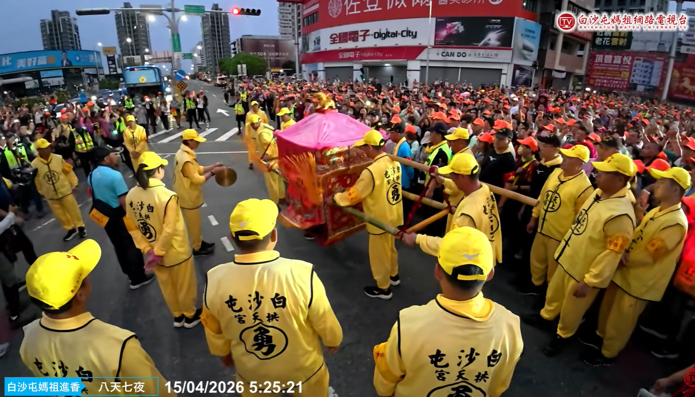 ▲▼白沙屯媽「擇路」六度遲疑！　大迴轉又鑽田尾國中師生驚喜。（圖／翻攝自Youtube／白沙屯媽祖網路電視台）