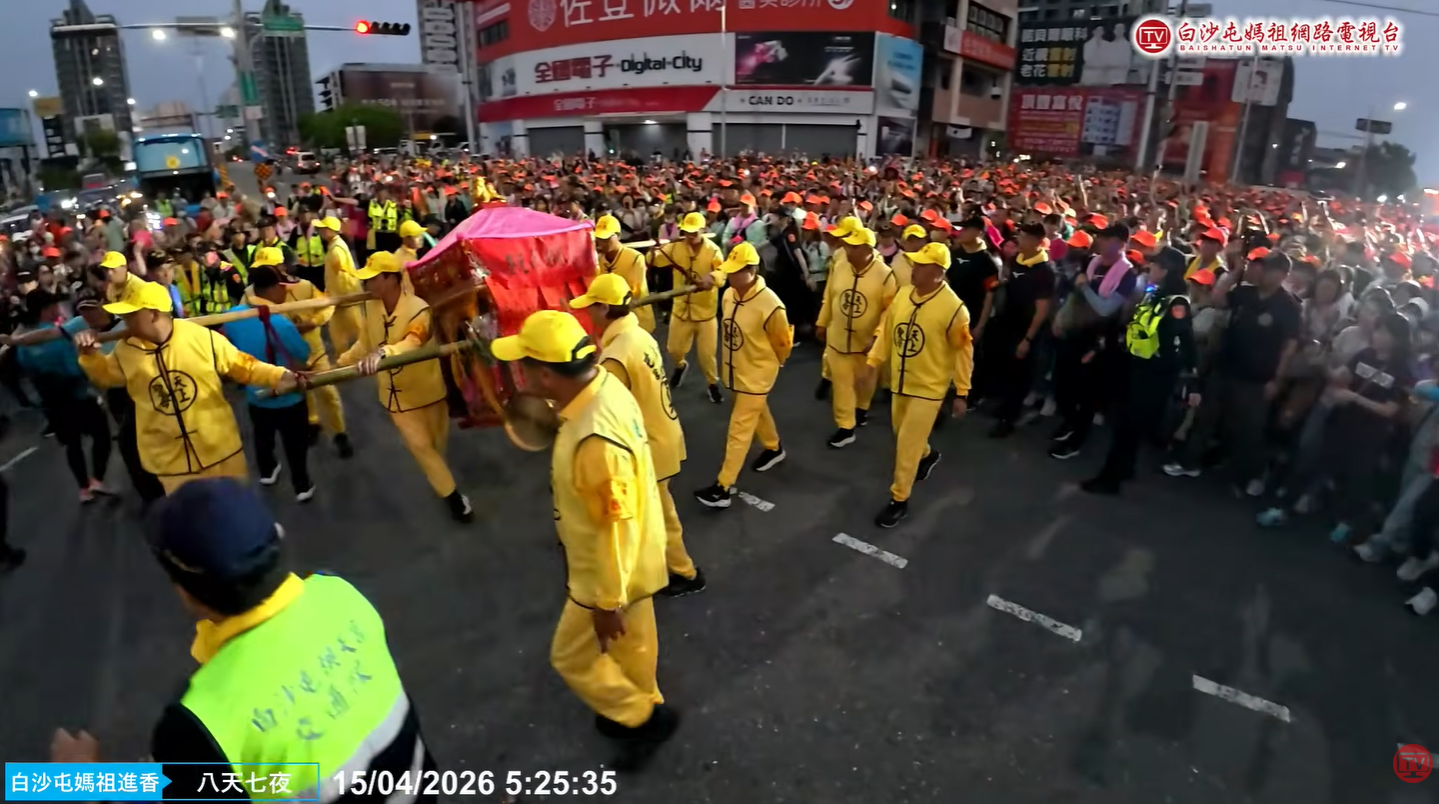 ▲▼白沙屯媽「擇路」六度遲疑！　大迴轉又鑽田尾國中師生驚喜。（圖／翻攝自Youtube／白沙屯媽祖網路電視台）