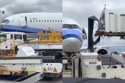 華航班機碰撞意外！空橋撞歪「機門嚴重毀損」　CI058緊急取消