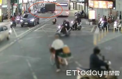 可惡送貨員闖紅燈再撞外送員　貨車側翻橫躺車道…一驗唾液竟毒駕