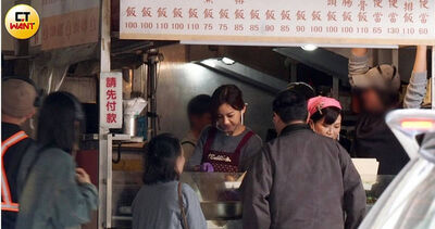 萬華自助餐店打菜妹超正！仔細一看…原來是「全台億級女神」