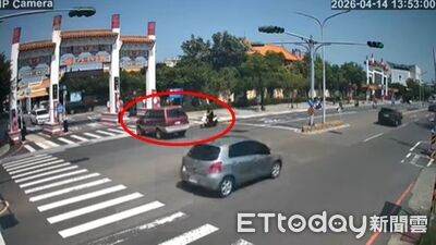 殯儀館前猛力一撞！20多歲直行騎士直衝左轉車　驚悚瞬間曝光