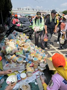 不拿結緣品只撿垃圾！無名英雄守護媽祖進香路　在地人狂讚