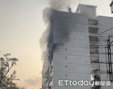 高雄大樓7樓清晨火警「黑煙狂竄」畫面曝　冷氣機突自燃釀禍