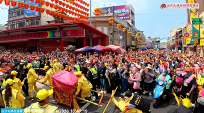 粉紅超跑鎮瀾宮前大甩尾！轎夫慘摔全場嚇傻　專家曝「2種可能」