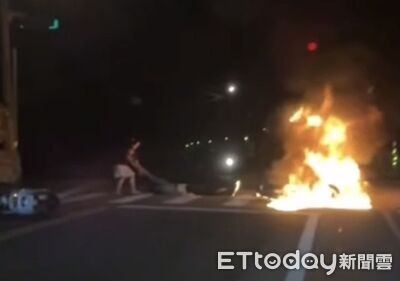 驚險畫面！機車雙載車禍「人車全著火」　後座拍滅急拉騎士搶命