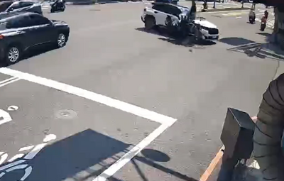 台南計程車左轉！機車剎不住猛撞畫面曝　騎士騰空重摔送醫