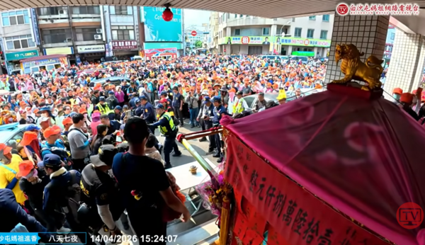 ▲白沙屯媽祖鑾轎停進彰化縣警局交通隊賜福。（圖／翻攝自白沙屯媽祖網路電視台）