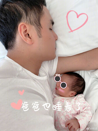 ▲明道2歲女兒正面近照曝光。（圖／翻攝自微博）