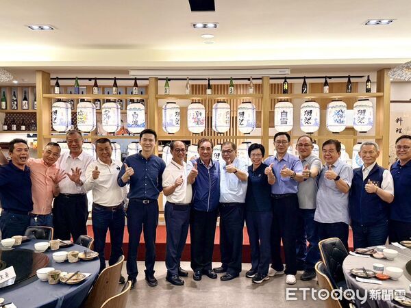 ▲▼  國民黨新竹縣副縣長陳見賢（右7）與全縣13鄉鎮市長餐敘，民進黨竹北市長鄭朝方（左5）也出席。        。（圖／翻攝陳見賢臉書）