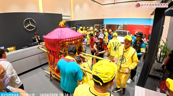 ▲白沙屯媽祖進大村鄉中華賓士展示中心等了5分鐘還不見有人出來迎轎。（圖／翻攝自白沙屯媽祖網路電視台）