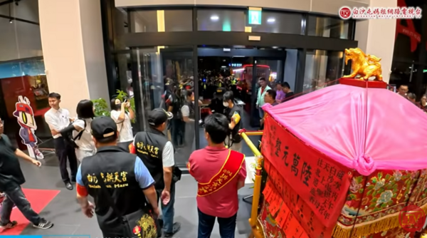 ▲白沙屯媽祖進大村鄉中華賓士展示中心等了5分鐘還不見有人出來迎轎。（圖／翻攝自白沙屯媽祖網路電視台）