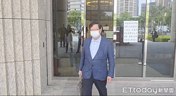 ▲前海基會董事長鄭文燦涉貪案，今日傍晚結束開庭後步出法院。（圖／記者沈繼昌攝）