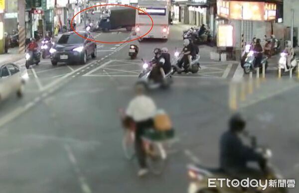▲▼小貨車撞倒外送員後翻車，李姓司機竟是毒駕闖紅燈             。（圖／記者陳以昇翻攝）