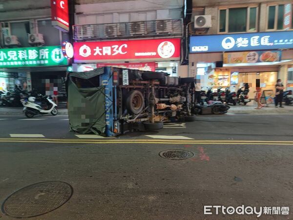 ▲▼小貨車撞倒外送員後翻車，李姓司機竟是毒駕闖紅燈             。（圖／記者陳以昇翻攝）