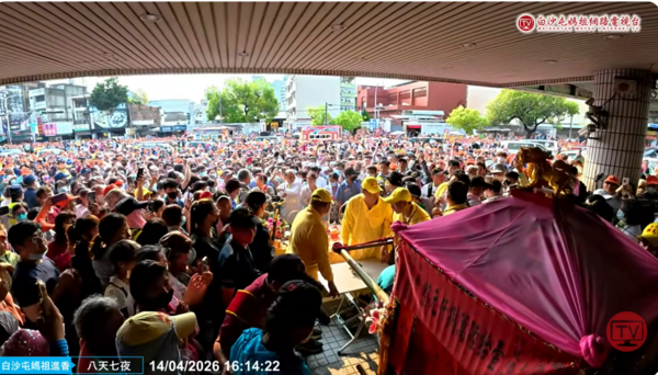 ▲白沙屯媽祖大甩尾轉入彰化秀傳醫院為醫護及患者賜福。（圖／翻攝自白沙屯媽祖網路電視台）