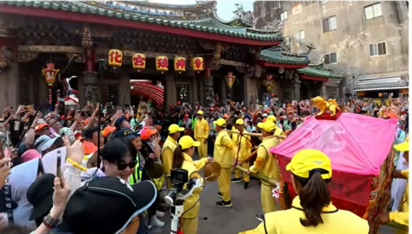 ▲白沙屯媽祖大甩尾轉入彰化秀傳醫院為醫護及患者賜福。（圖／翻攝自白沙屯媽祖網路電視台）