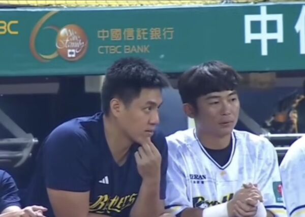▲ 中信兄弟投手鄭浩均（左）此役提前退場，與捕手陳統恩（右）投捕搭配受關注。（圖／取自CPBL.TV）