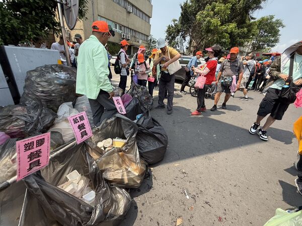 ▲白沙屯媽祖進彰化，有香燈腳默默在背後撿垃圾。（圖／民眾提供）