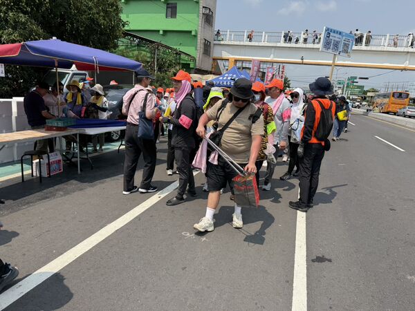 ▲白沙屯媽祖進彰化，有香燈腳默默在背後撿垃圾。（圖／民眾提供）