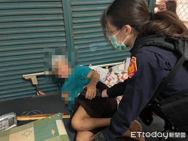 ▲▼王姓婦人撿拾掉落在床底的鑰匙，不慎手臂卡在電動床架與鐵門的窄縫中，動彈不得。（圖／記者吳世龍翻攝）