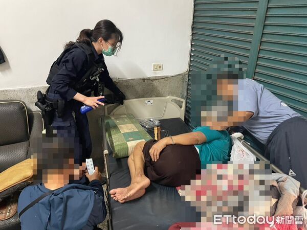 ▲▼王姓婦人撿拾掉落在床底的鑰匙，不慎手臂卡在電動床架與鐵門的窄縫中，動彈不得。（圖／記者吳世龍翻攝）