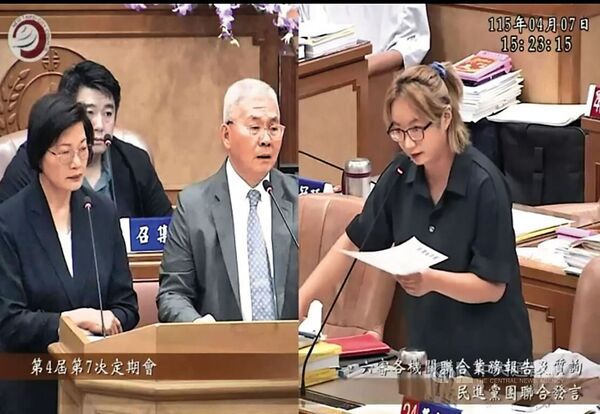 新北市警察局長方仰寧（左）接受議員黃淑君（右）質詢時，證實板橋性侵案。（翻攝畫面）